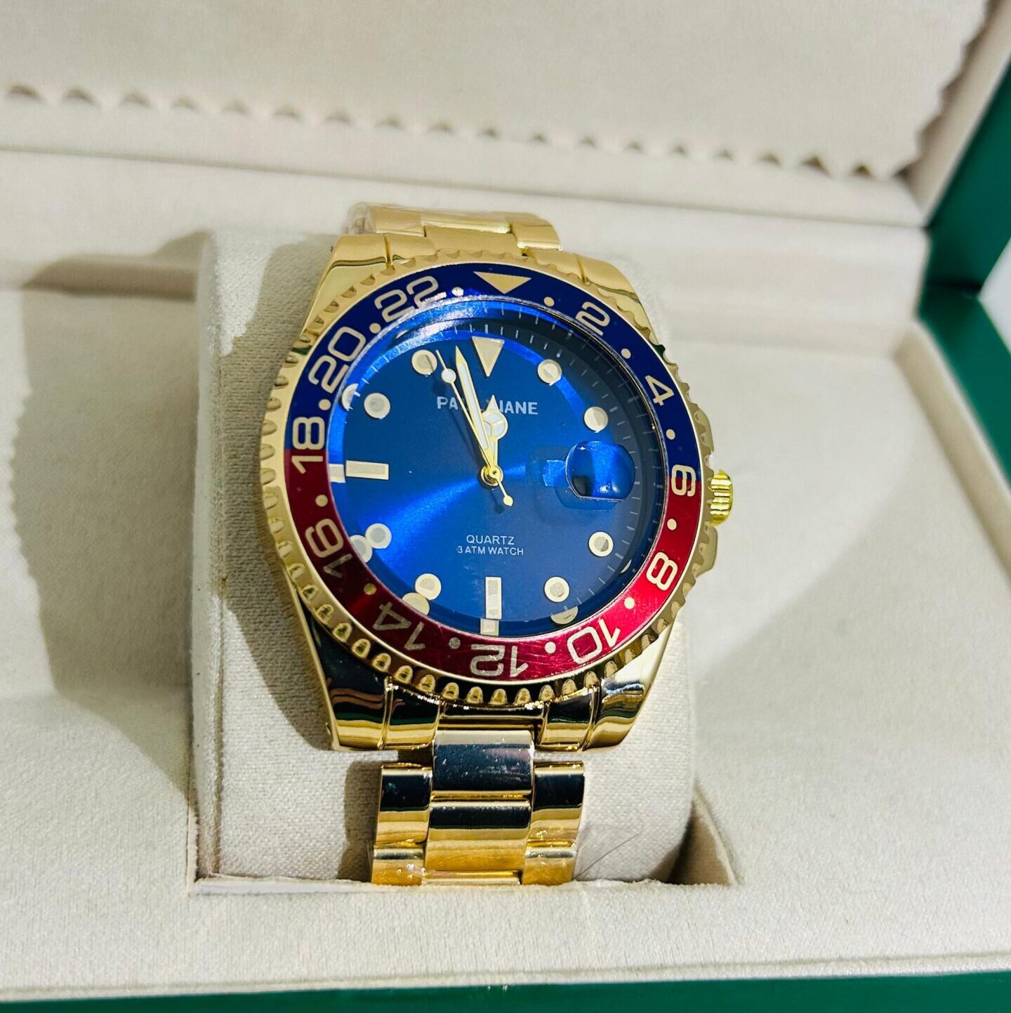 Relógio Dourado Com Vermelho/Azul (Fundo Azul) Modelo Rlex Pallyjane